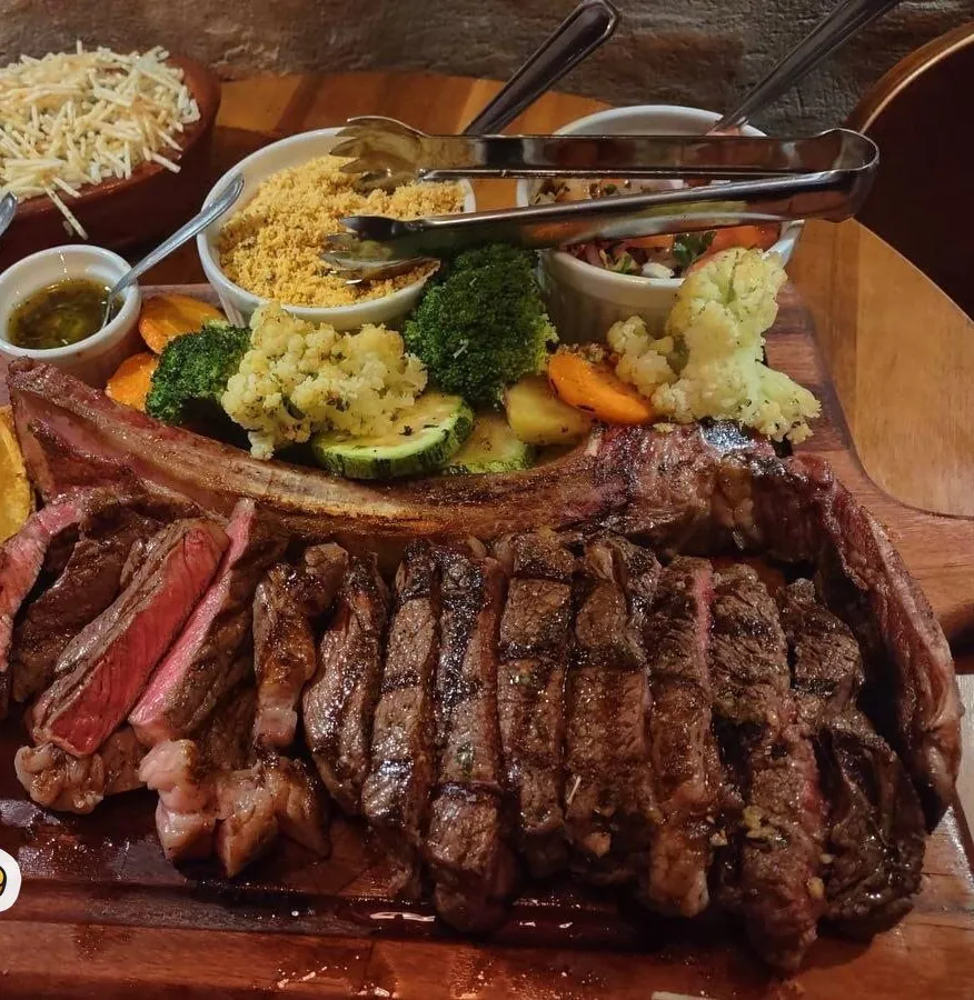 Tábua de carnes fatiadas com acompanhamentos